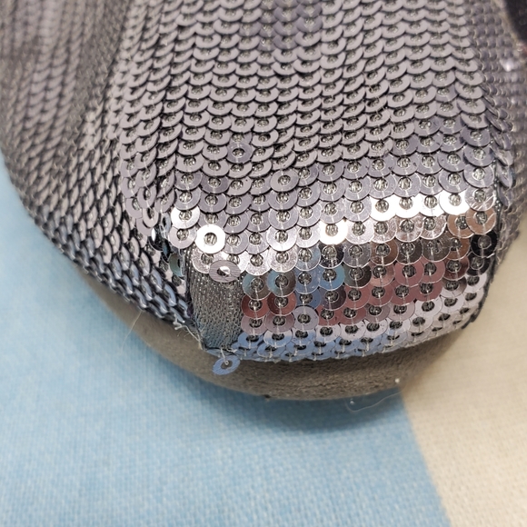 TOMS SILVER SEQUINS SLIP ON FLATS  SHOES WOMENS 7.5 BLING SPARKLE WEDDING - Picture 6 of 16